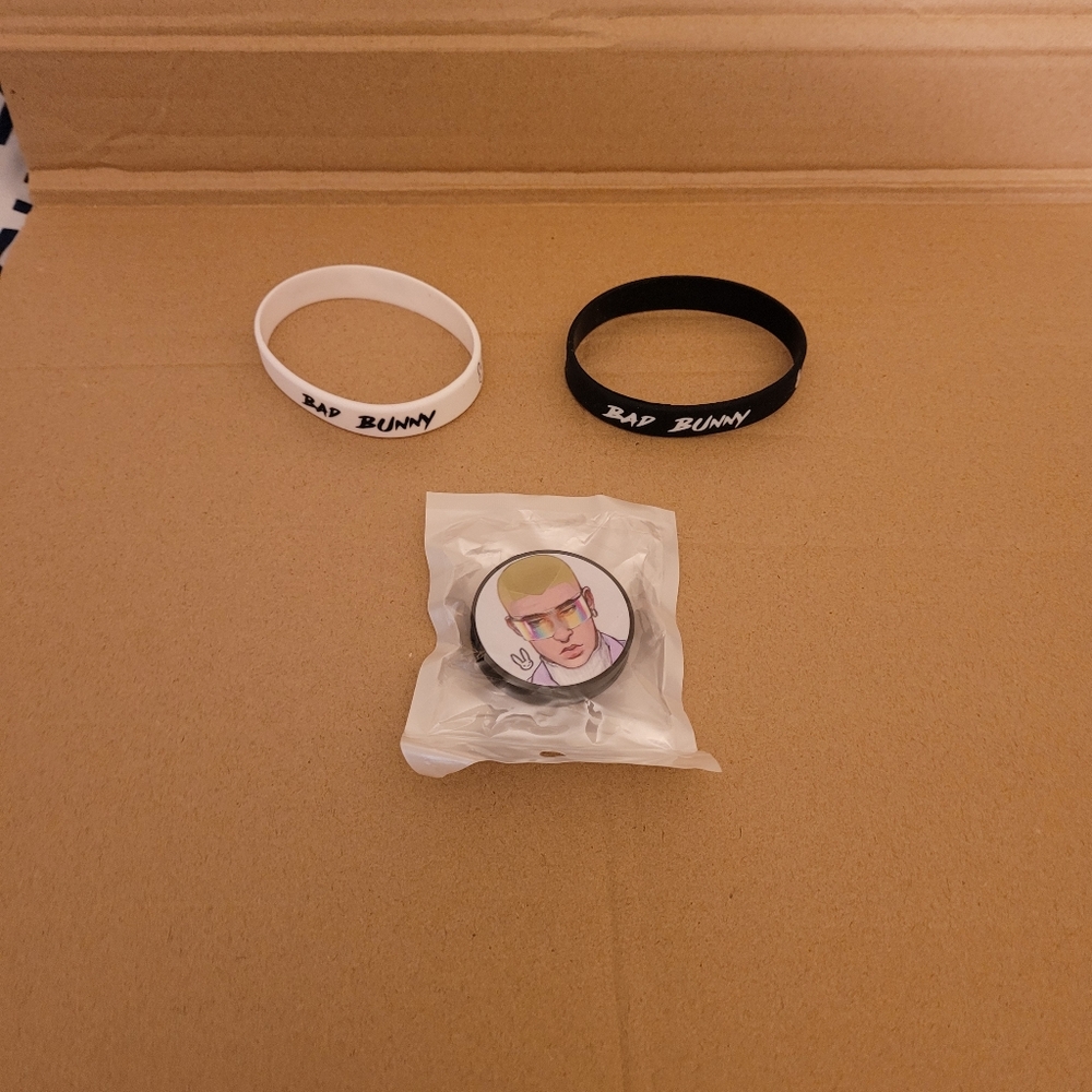 Bad Bunny Phone Grip + 2 rubber bracelets